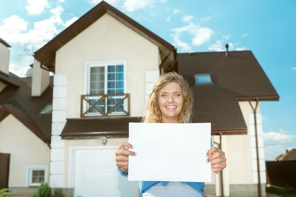 Chica feliz al lado de su nueva casa —  Fotos de Stock