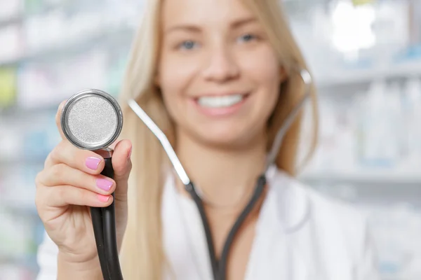 Mujer sonriente médico con estetoscopio — Foto de Stock