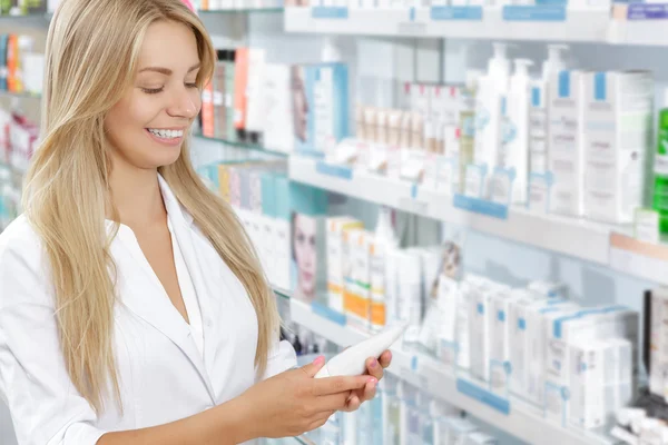 Hermoso farmacéutico elegir el producto en la farmacia — Foto de Stock