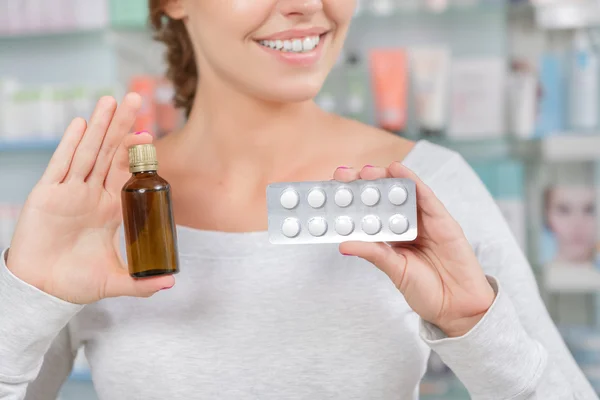 Detail dívky rozhodování, co koupit v lékárně — Stock fotografie