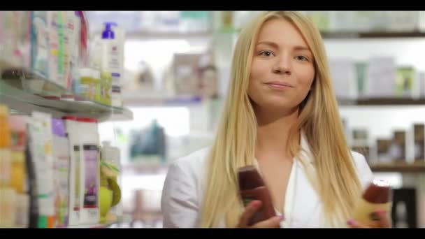 Portrait of a beautiful pharmacist holding product — Stock Video