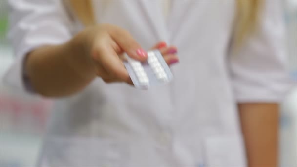 Närbild på en apotekare holding piller — Stockvideo