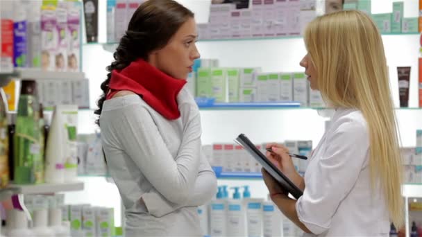 Pharmacien aidant client en pharmacie pharmacie — Video