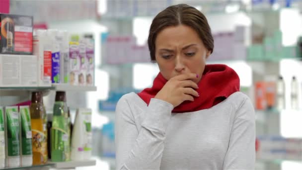 Молодая женщина страдает от боли в горле — стоковое видео