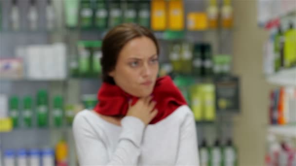 Tosse giovane donna è venuto in farmacia — Video Stock