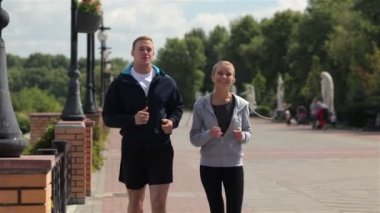 Bir çalışma zevk mutlu genç arkadaşlar açık havada