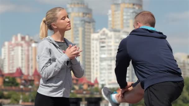 Stretching innan morgonen kör i staden — Stockvideo