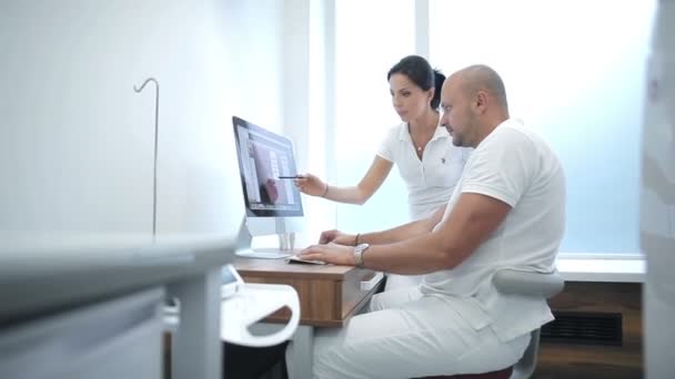 Dos dentistas teniendo una discusión profesional — Vídeos de Stock