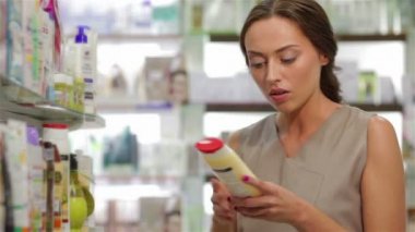 Güzel genç kadın için uygun şampuan arıyor