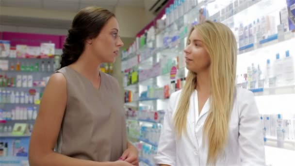 Menina bonita farmacêutico consultar um cliente — Vídeo de Stock