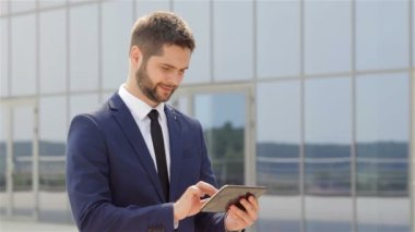 İşadamı tablet açık havada kullanma