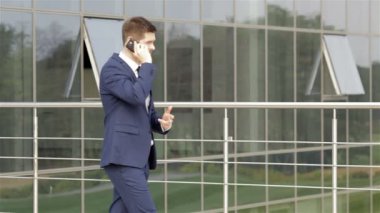 cep telefonunu üzerinde konuşan işadamı