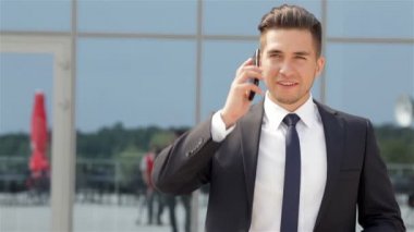 cep telefonunu üzerinde konuşan işadamı