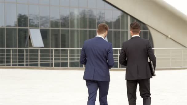 Colegas discutiendo al lado de la oficina — Vídeo de stock