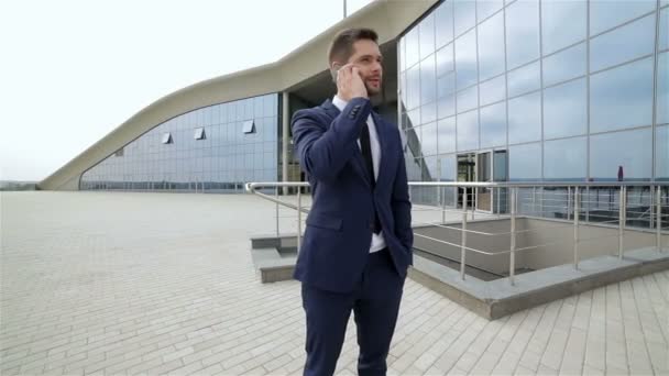 Biznesmen rozmawiać na swój telefon komórkowy — Wideo stockowe