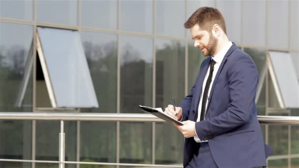 Papierkram neben dem Büro — Stockvideo