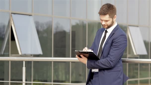 Papierkram neben dem Büro — Stockvideo