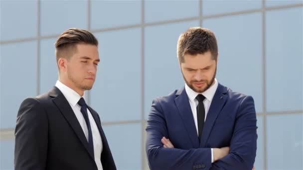 Chers collègues qui discutent derrière le bureau — Video