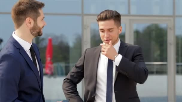 Collega's hebben een discussie achter office — Stockvideo