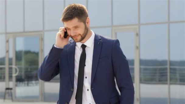 彼の携帯電話で話している実業家 — ストック動画