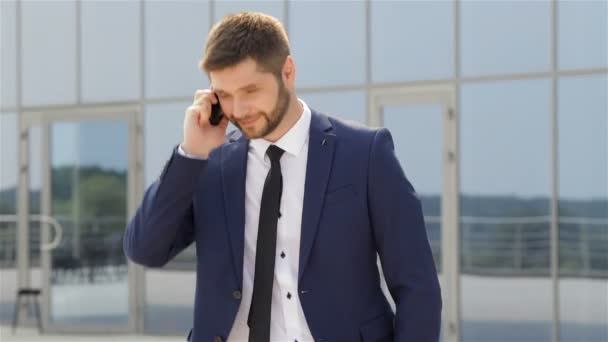 Om de afaceri vorbind pe telefonul său mobil — Videoclip de stoc