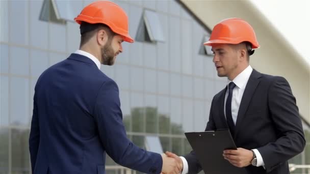 Händedruck zweier Ingenieure — Stockvideo