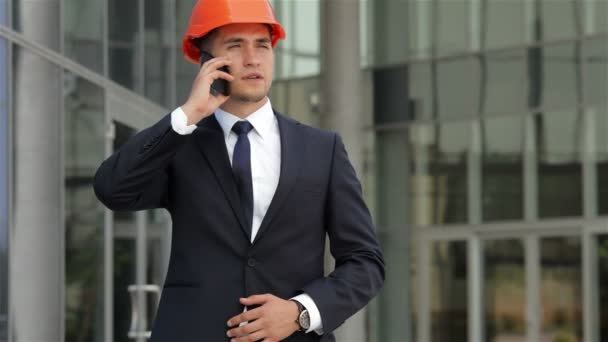 Arquiteto falando em seu celular — Vídeo de Stock