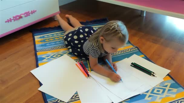 Schattig klein meisje tekening. Elementaire leeftijd. — Stockvideo