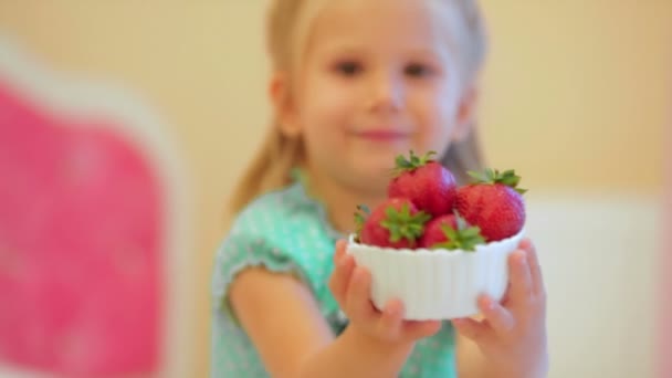 Adorable niña con fresas — Vídeos de Stock