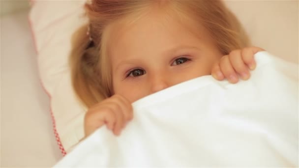 Carino bambina sotto la coperta — Video Stock