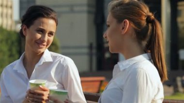 İki çekici kız açık havada sohbet