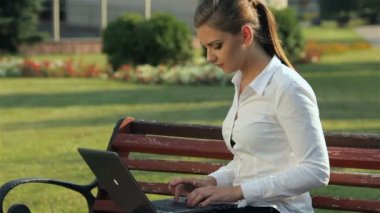 Laptop tezgah üzerinde çalışan kız