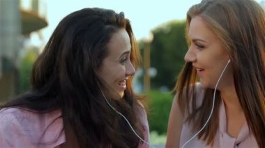 İki kız şarkı tartışıyor