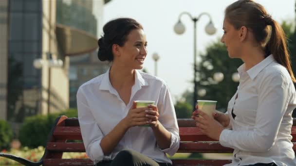 Перерыв на кофе на скамейке — стоковое видео