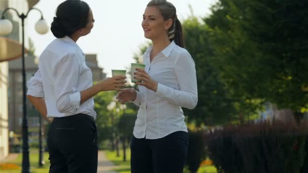 Deux filles ayant une conversation pendant le café — Video