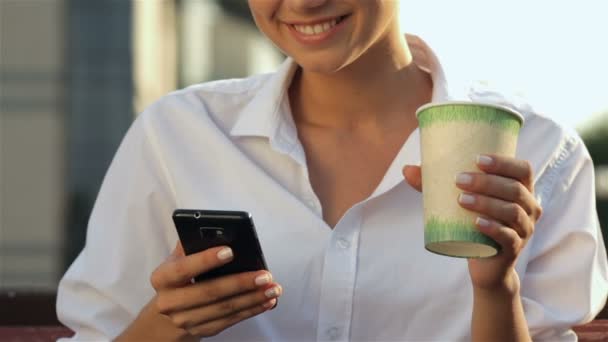 Vrolijk meisje met cellphone — Stockvideo