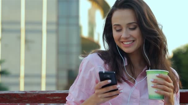 Jeune fille joyeuse écouter de la musique — Video