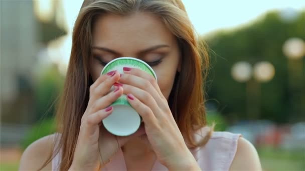 Красивая девушка пьет кофе — стоковое видео