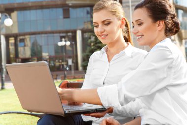 İki işkadını üstünde laptop çalışma
