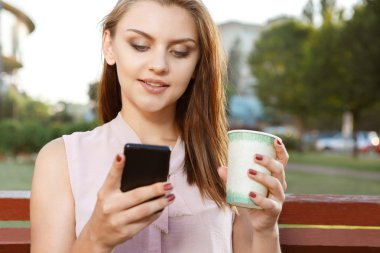 Çekici kız kahve molası sırasında SMS yazma