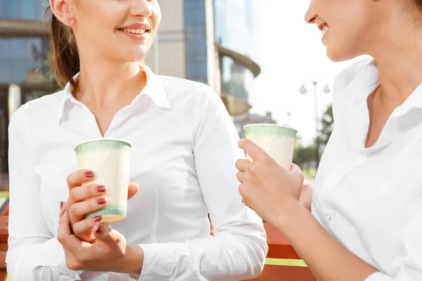 Twee zakenvrouw hebben een koffiepauze — Stockfoto
