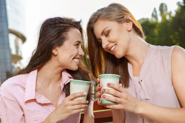 Due amici che spacciano un caffè — Foto Stock