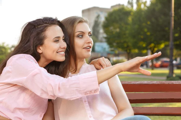 Dos mujeres sentadas en el banco — Foto de Stock