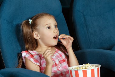 Sevimli küçük kız film seyrederken