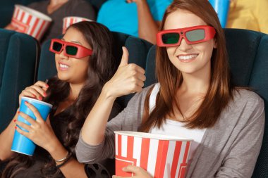 İki güzel kız sinema