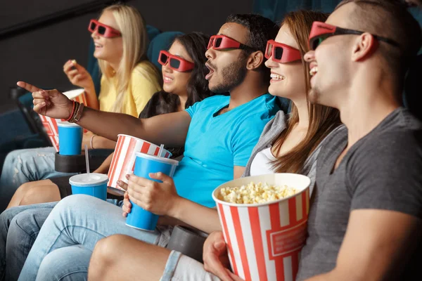 Mutlu arkadaş sinemada