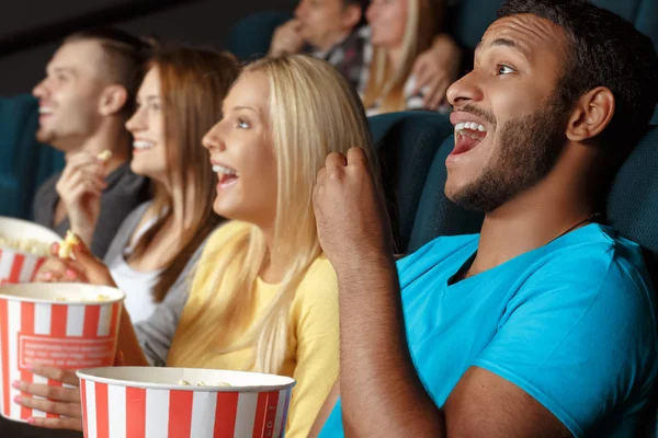 Vrienden lachen tijdens een film Rechtenvrije Stockafbeeldingen