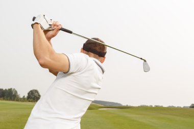 Golf bir oyun oynayan sporcu