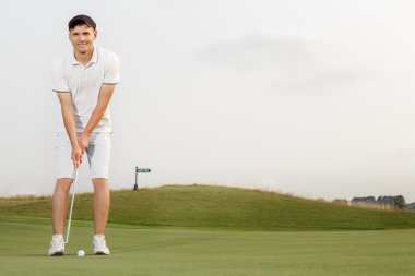 Genç golf topu vurmak için hazır Başlarken