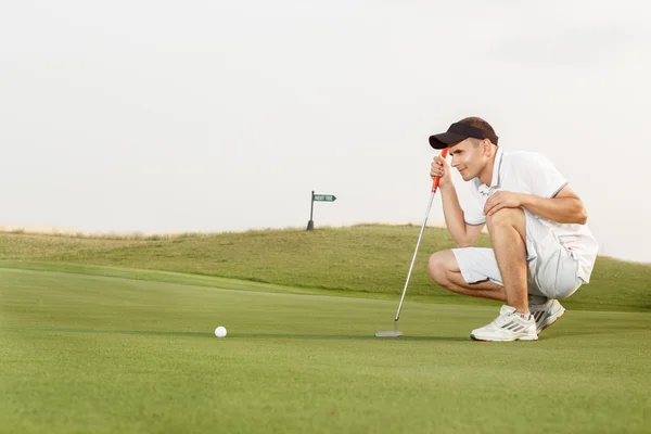 高尔夫球手评估他的选择，推杆球 — 图库照片